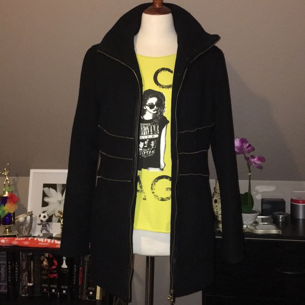 Cute black coat with zipper detail
